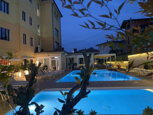 Piscina di notte